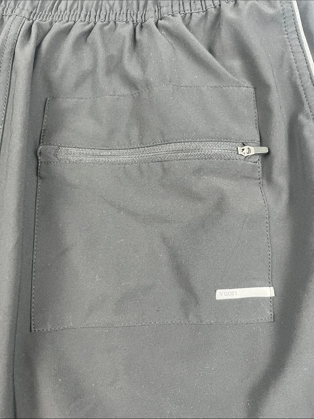 Vuori Trail Shorts 2.0 in Black/grey Size: medium